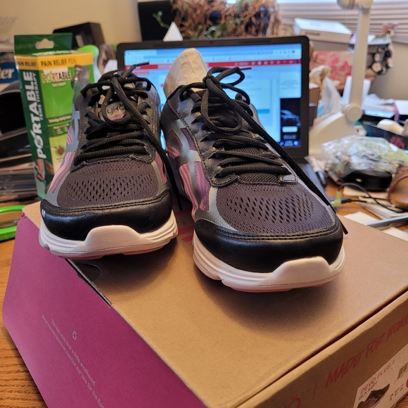 🚺 Ladies Sneakers - Picture 8 of 10